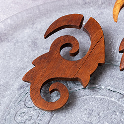 ナチュラル感が魅力の手彫り　インドの木製トライバルピアス〔フェイクゲージ〕 - ウィンド - サブ4