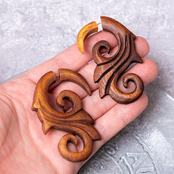 ナチュラル感が魅力の手彫り　インドの木製トライバルピアス〔フェイクゲージ〕 - ウィンド - サブ5