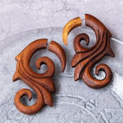 ナチュラル感が魅力の手彫り インドの木製トライバルピアス〔フェイクゲージ〕 - ウィンド