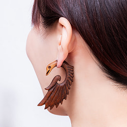 ナチュラル感が魅力の手彫り　インドの木製トライバルピアス〔フェイクゲージ〕 - バード - サブ2