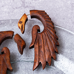 ナチュラル感が魅力の手彫り　インドの木製トライバルピアス〔フェイクゲージ〕 - バード - サブ3