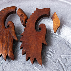 ナチュラル感が魅力の手彫り　インドの木製トライバルピアス〔フェイクゲージ〕 - バード - サブ4