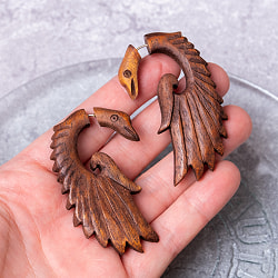 ナチュラル感が魅力の手彫り　インドの木製トライバルピアス〔フェイクゲージ〕 - バード - サブ5