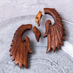 ナチュラル感が魅力の手彫り インドの木製トライバルピアス〔フェイクゲージ〕 - バード