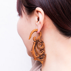 ナチュラル感が魅力の手彫り インドの木製トライバルピアス〔フェイクゲージ〕 - 羽模様 - サブ2