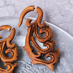 ナチュラル感が魅力の手彫り インドの木製トライバルピアス〔フェイクゲージ〕 - 羽模様 - サブ3