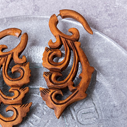 ナチュラル感が魅力の手彫り インドの木製トライバルピアス〔フェイクゲージ〕 - 羽模様 - サブ4