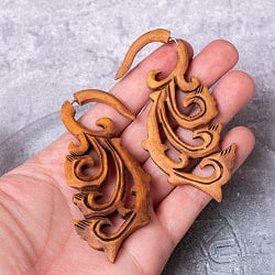 ナチュラル感が魅力の手彫り　インドの木製トライバルピアス〔フェイクゲージ〕 - 羽模様 - サブ5
