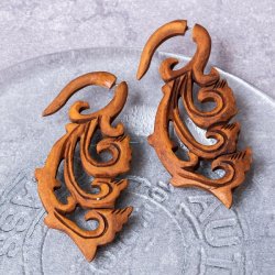 ナチュラル感が魅力の手彫り インドの木製トライバルピアス〔フェイクゲージ〕 - 羽模様