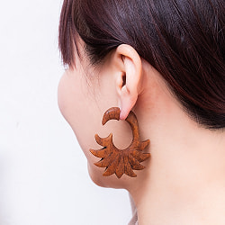 ナチュラル感が魅力の手彫り　インドの木製トライバルピアス〔フェイクゲージ〕 - ブルーム - サブ2