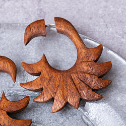 ナチュラル感が魅力の手彫り　インドの木製トライバルピアス〔フェイクゲージ〕 - ブルーム - サブ3