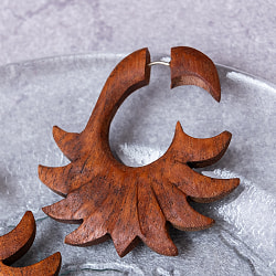 ナチュラル感が魅力の手彫り　インドの木製トライバルピアス〔フェイクゲージ〕 - ブルーム - サブ4