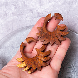 ナチュラル感が魅力の手彫り　インドの木製トライバルピアス〔フェイクゲージ〕 - ブルーム - サブ5