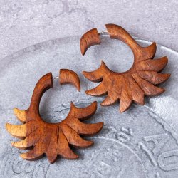 ナチュラル感が魅力の手彫り インドの木製トライバルピアス〔フェイクゲージ〕 - ブルーム