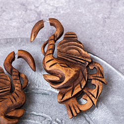 ナチュラル感が魅力の手彫り　インドの木製トライバルピアス〔フェイクゲージ〕 - エレファント - サブ3