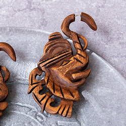 ナチュラル感が魅力の手彫り　インドの木製トライバルピアス〔フェイクゲージ〕 - エレファント - サブ4