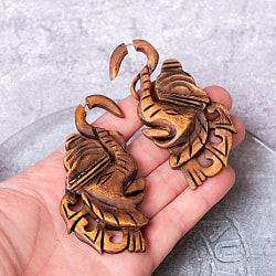 ナチュラル感が魅力の手彫り　インドの木製トライバルピアス〔フェイクゲージ〕 - エレファント - サブ5