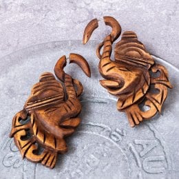 ナチュラル感が魅力の手彫り　インドの木製トライバルピアス〔フェイクゲージ〕 - エレファント