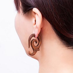 ナチュラル感が魅力の手彫り　インドの木製トライバルピアス〔フェイクゲージ〕 - スピリットフロー - サブ2