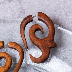 ナチュラル感が魅力の手彫り　インドの木製トライバルピアス〔フェイクゲージ〕 - スピリットフロー - サブ3