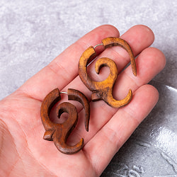 ナチュラル感が魅力の手彫り　インドの木製トライバルピアス〔フェイクゲージ〕 - スピリットフロー - サブ5