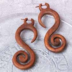 ナチュラル感が魅力の手彫り インドの木製トライバルピアス〔フェイクゲージ〕 - スパイラル・アイビー