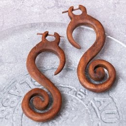 ナチュラル感が魅力の手彫り　インドの木製トライバルピアス〔フェイクゲージ〕 - スパイラル・アイビー