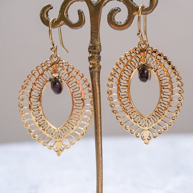 インド伝統模樣のゴールデンピアス(パワーストーン付) 2 - 細かく丁寧に作り込まれています