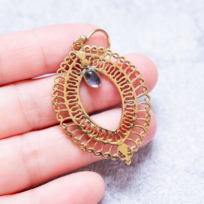 インド伝統模樣のゴールデンピアス(パワーストーン付) 3 - このくらいのサイズです