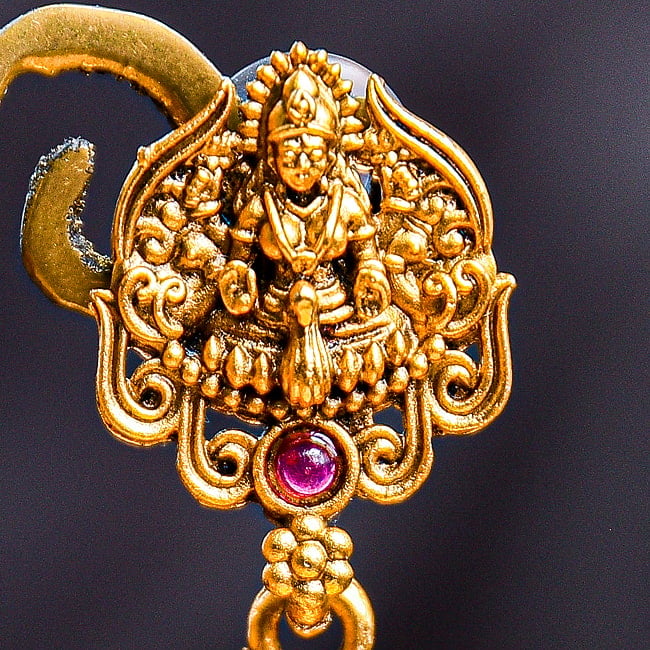 ジュムキ（Jhumka）と呼ばれる　インド伝統　テンプルジュエリーのピアス ラクシュミー・大 2 - スタッド部分を拡大してみました。ラクシュミーです。