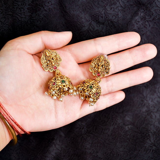 ジュムキ（Jhumka）と呼ばれる　インド伝統　テンプルジュエリーのピアス ラクシュミー・大 5 - 手に取ってみるとこのくらいのサイズです