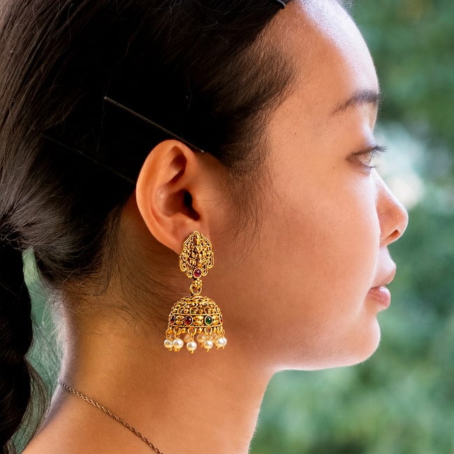 ジュムキ（Jhumka）と呼ばれる　インド伝統　テンプルジュエリーのピアス ラクシュミー・大 8 - 着用のイメージです