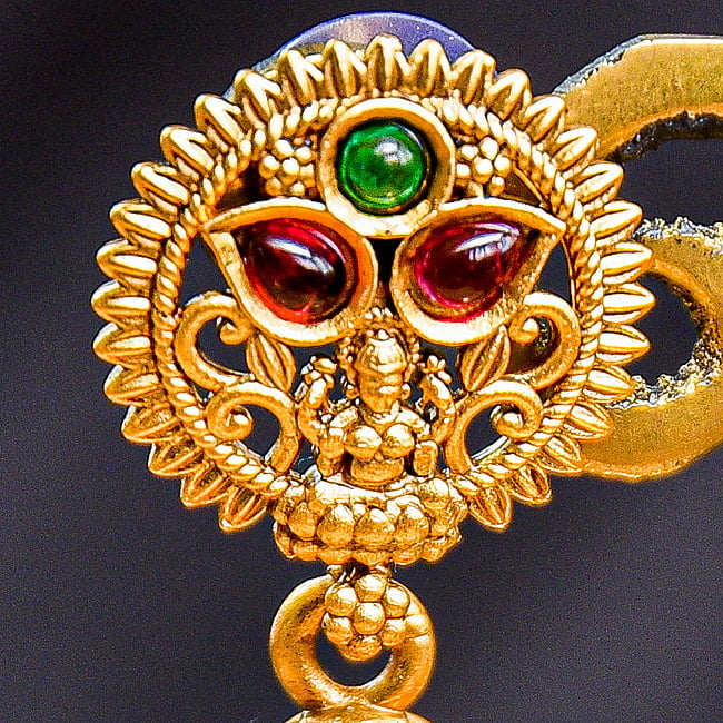 ジュムキ（Jhumka）と呼ばれる　インド伝統　テンプルジュエリーのピアス トゥルシー・サークル 2 - スタッド部分を拡大してみました。トゥルシーの下に、小さなラクシュミーもいます