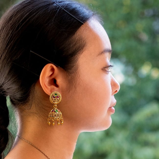 ジュムキ（Jhumka）と呼ばれる　インド伝統　テンプルジュエリーのピアス トゥルシー・サークル 8 - 着用のイメージです