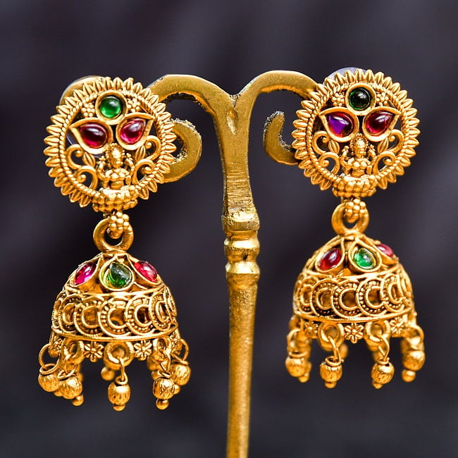 ジュムキ（Jhumka）と呼ばれる　インド伝統　テンプルジュエリーのピアス トゥルシー・サークルの写真ジュムキ,テンプルジュエリー,南インド,ケンプ,ジュムカ,ピアス,伝統,ゴールド,ラクシュミー,サリー アクセサリー,ゴージャス,エスニック,インド アクセサリー,Jhumka,Jhumki