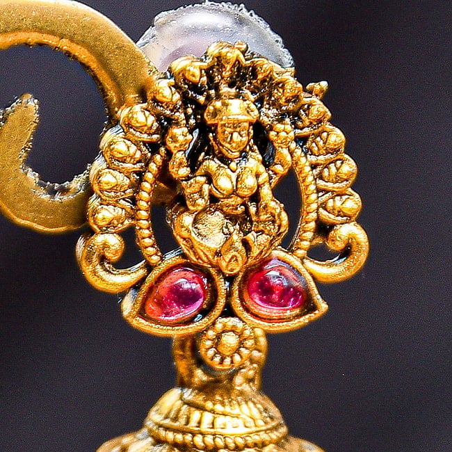 ジュムキ（Jhumka）と呼ばれる　インド伝統　テンプルジュエリーのピアス ラクシュミー・レッド 2 - スタッド部分を拡大してみました。ストーンがかわいいラクシュミーです