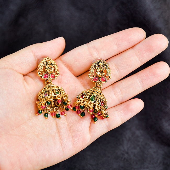 ジュムキ（Jhumka）と呼ばれる　インド伝統　テンプルジュエリーのピアス ラクシュミー・レッド 5 - 手に取ってみるとこのくらいのサイズです
