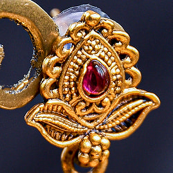 ジュムキ(Jhumki)と呼ばれる インド伝統 テンプルジュエリーのピアス トゥルシー・レッド - サブ2