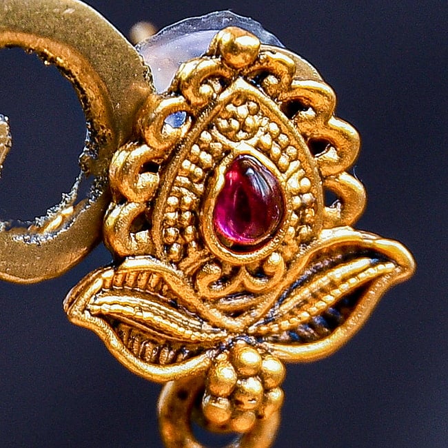 ジュムキ（Jhumki）と呼ばれる　インド伝統　テンプルジュエリーのピアス トゥルシー・レッド 2 - スタッド部分を拡大してみました。インドの聖なる植物トゥルシーです