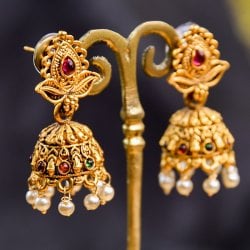 ジュムキ（Jhumki）と呼ばれる　インド伝統　テンプルジュエリーのピアス トゥルシー・レッドの数割選択写真