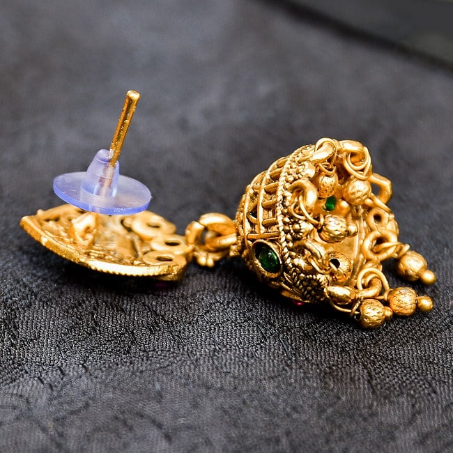 ジュムキ（Jhumka）と呼ばれる　インド伝統　テンプルジュエリーのピアス ラクシュミー＆トゥルシー 4 - 裏面はこのようになっています