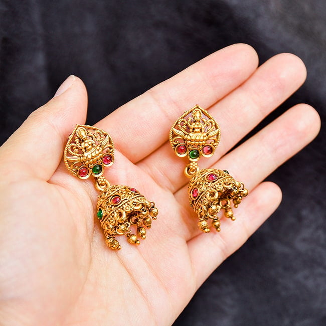 ジュムキ（Jhumka）と呼ばれる　インド伝統　テンプルジュエリーのピアス ラクシュミー＆トゥルシー 5 - 手に取ってみるとこのくらいのサイズです