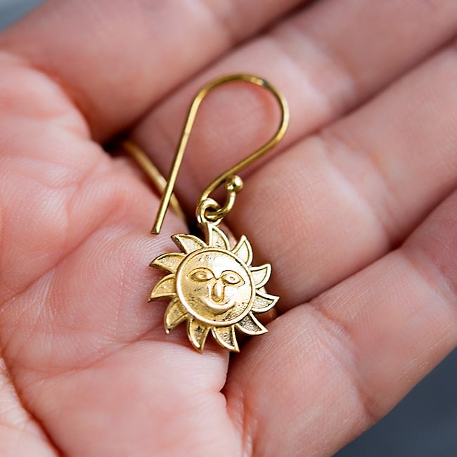 小さめのサイズが可愛い ゴールドピアス - 太陽 スーリャ 5 - 手に乗せるとこのくらいのサイズです