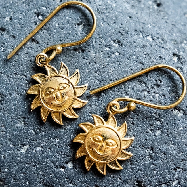 小さめのサイズが可愛い ゴールドピアス - 太陽 スーリャの写真インドアクセサリー,エスニックアクセ,トライバルアクセ,小ぶりピアス,ゴールドピアス,揺れるピアス,幾何学模様,神秘的アクセ,お守りアクセ,太陽モチーフ,ハムサ, エスニックファッション, ボヘミアンスタイル,異国感,バザール雑貨,インド雑貨,個性派アクセ,大人エスニック,ナチュラルコーデ,アジアン雑貨,民族調アクセ,デイリーアクセサリー