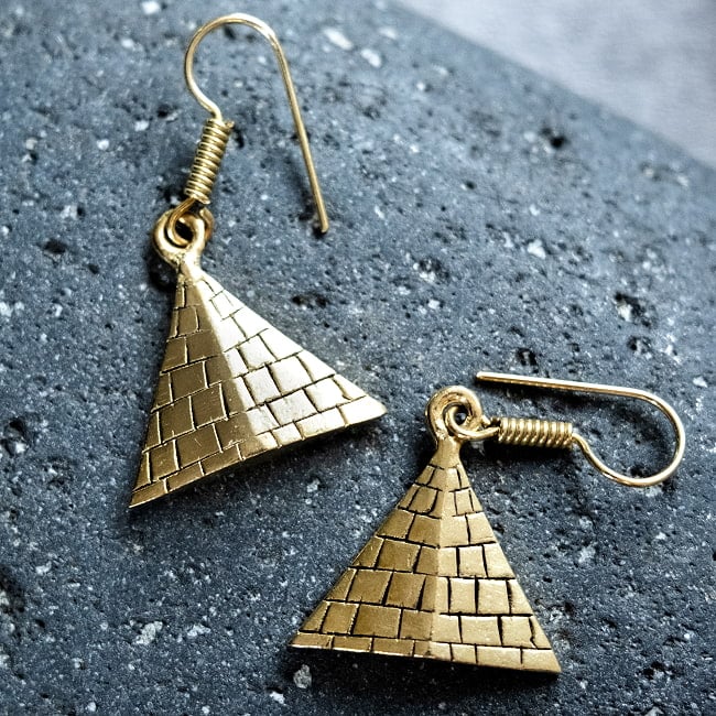 小さめのサイズが可愛い ゴールドピアス - トライアングルの写真インドアクセサリー,エスニックアクセ,トライバルアクセ,小ぶりピアス,ゴールドピアス,揺れるピアス,幾何学模様,神秘的アクセ,お守りアクセ,太陽モチーフ,ハムサ, エスニックファッション, ボヘミアンスタイル,異国感,バザール雑貨,インド雑貨,個性派アクセ,大人エスニック,ナチュラルコーデ,アジアン雑貨,民族調アクセ,デイリーアクセサリー