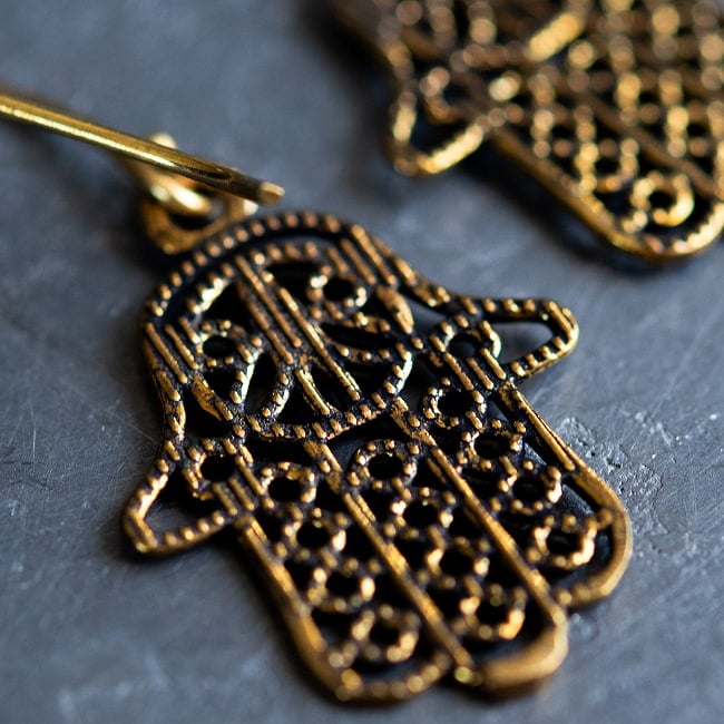 小さめのサイズが可愛い ゴールドピアス - ハムサの手 4 - 裏面です