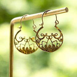 インド伝統デザイン ゴールドフックピアス - ロータス - メイン