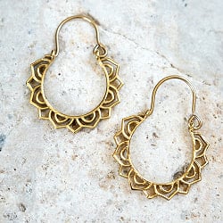 インド伝統デザイン ゴールドフックピアス - シンプルフラワー - メイン