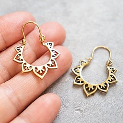 インド伝統デザイン ゴールドフックピアス - シンプルフラワー - サブ5