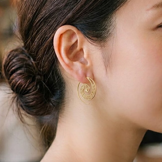 インド伝統デザイン ゴールドフープピアス - ダイヤ 8 - 着用例です。（類似サイズのものを合わせてみました）